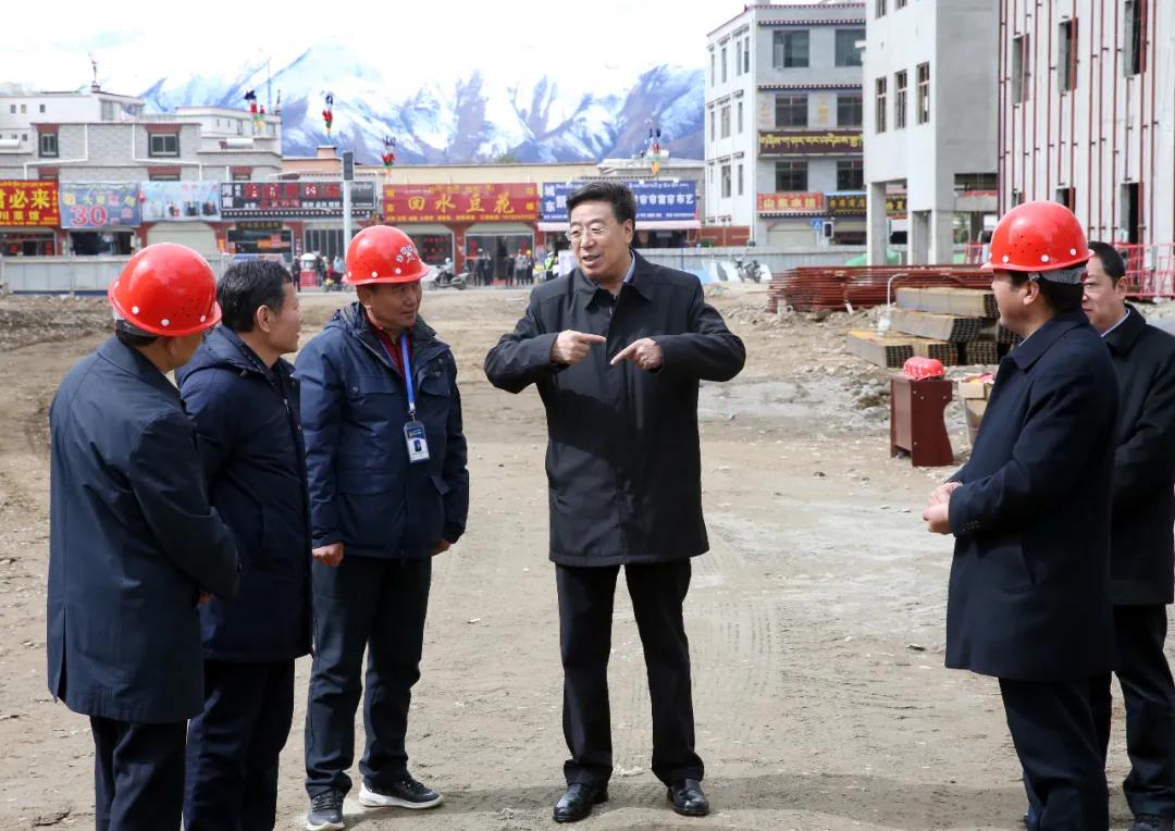 这是在拉萨市城关区加荣棚户区改造项目工地,吴英杰详细了解项目规划